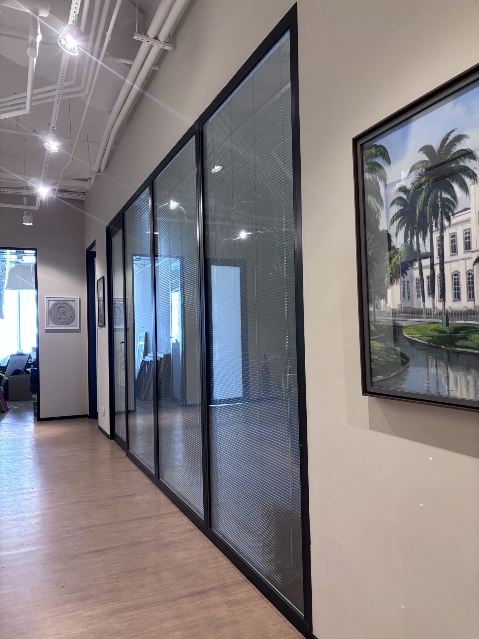 Conceito Vidros & Projetos - Divisória Blind Glass – Persiana Embutida