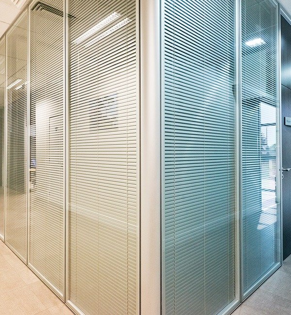 Conceito Vidros & Projetos - Divisória Blind Glass