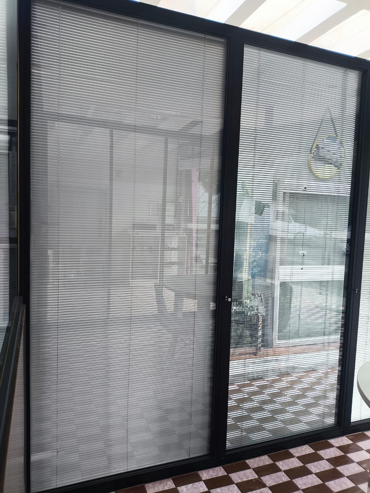 Conceito Vidros & Projetos - Divisória Blind Glass